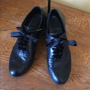 Born wing tip black shoes with velvet laces.